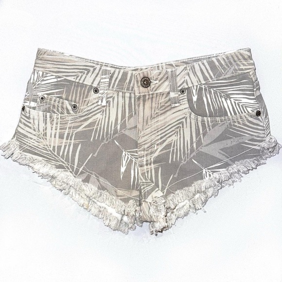 Palm tree print mid rise micro cutoff shorts in greys and white - Picture 1 of 4